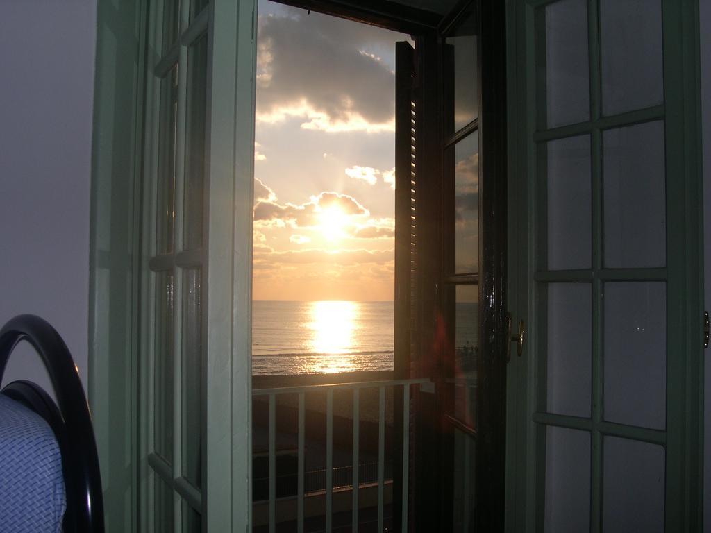 Litus Roma Hostel Lido di Ostia Bagian luar foto Sunset from the lighthouse