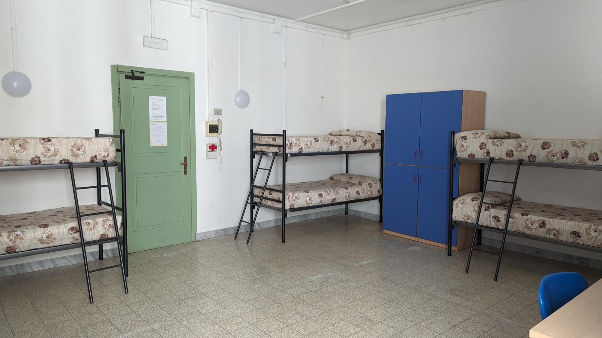 Litus Roma Hostel Lido di Ostia Bagian luar foto Hostel room