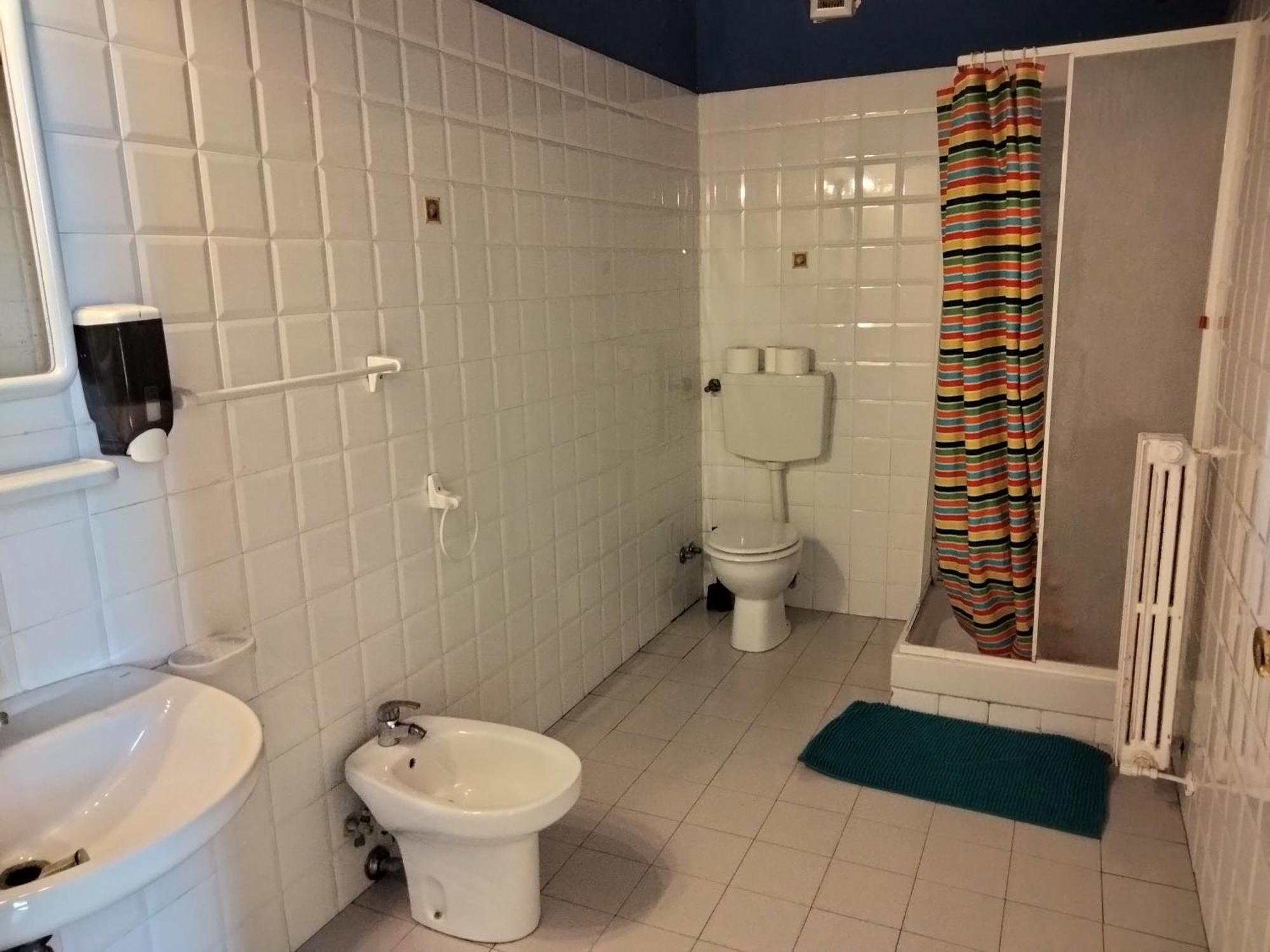 Litus Roma Hostel Lido di Ostia Bagian luar foto Bathroom with shower enclosure