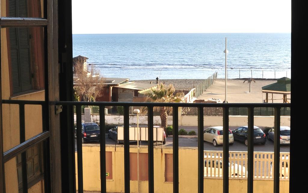 Litus Roma Hostel Lido di Ostia Bagian luar foto View of the sea from a balcony in the city