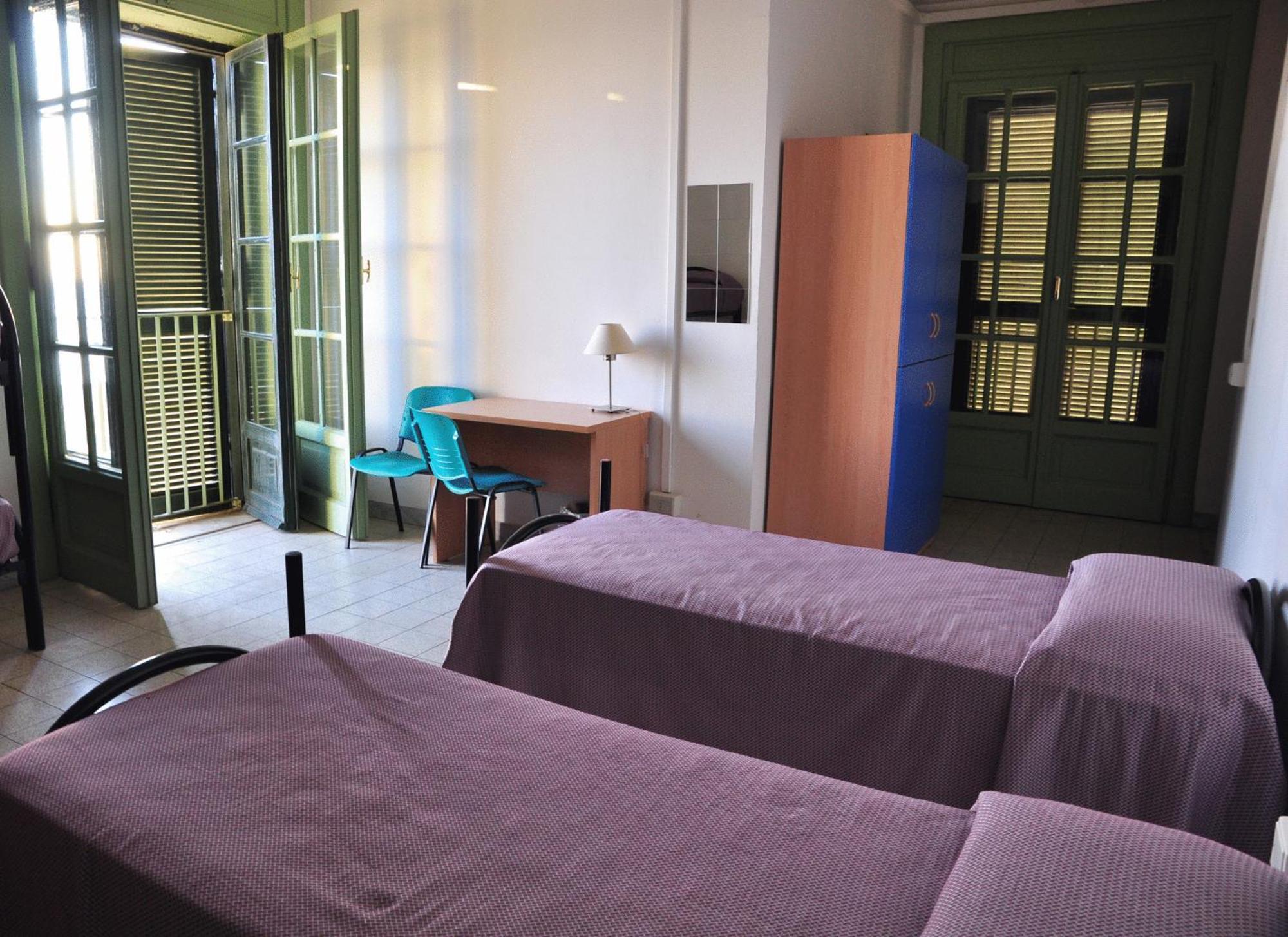 Litus Roma Hostel Lido di Ostia Bagian luar foto A typical bedroom in a residence hall