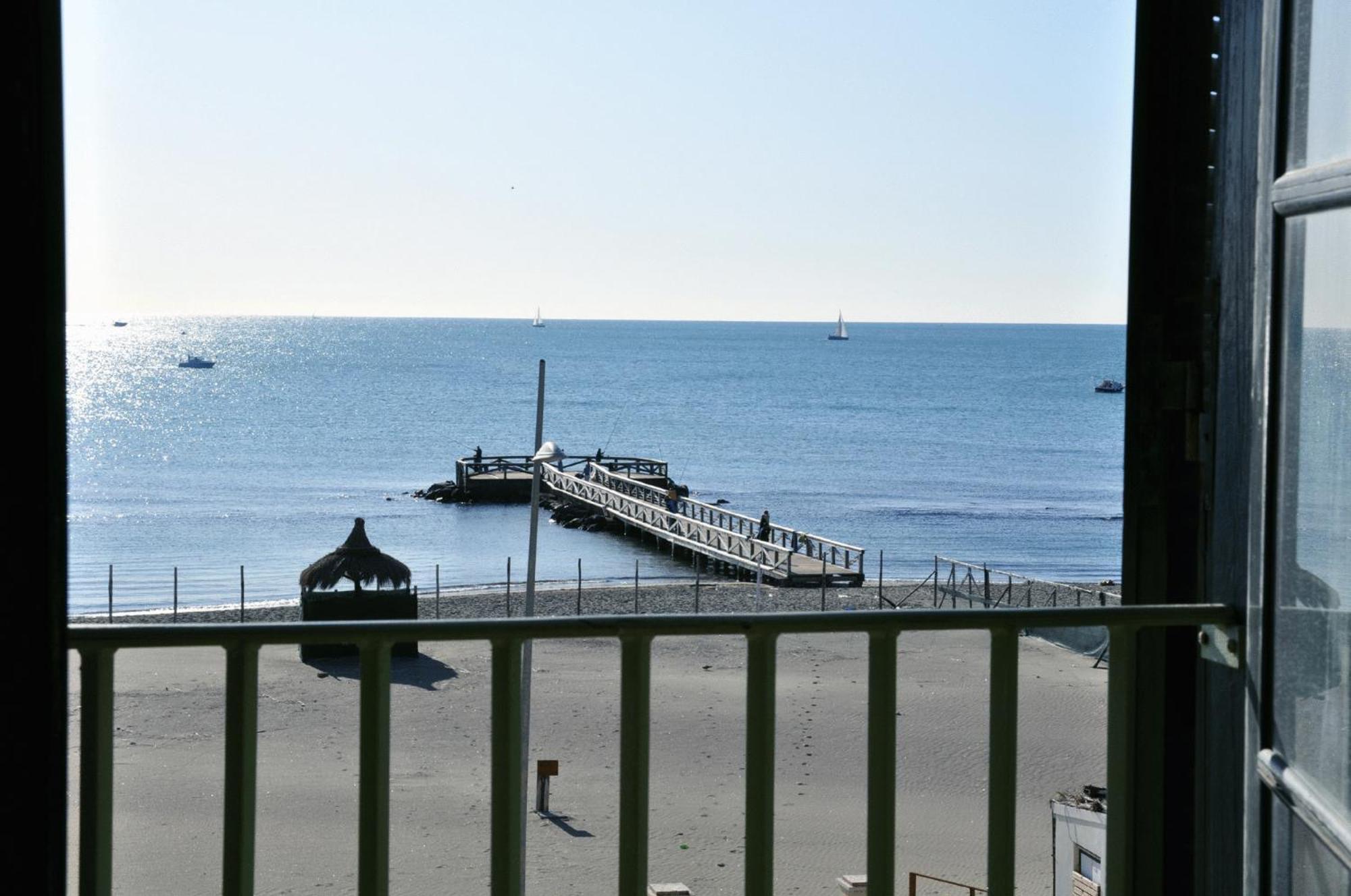 Litus Roma Hostel Lido di Ostia Bagian luar foto The pier at the end of the promenade