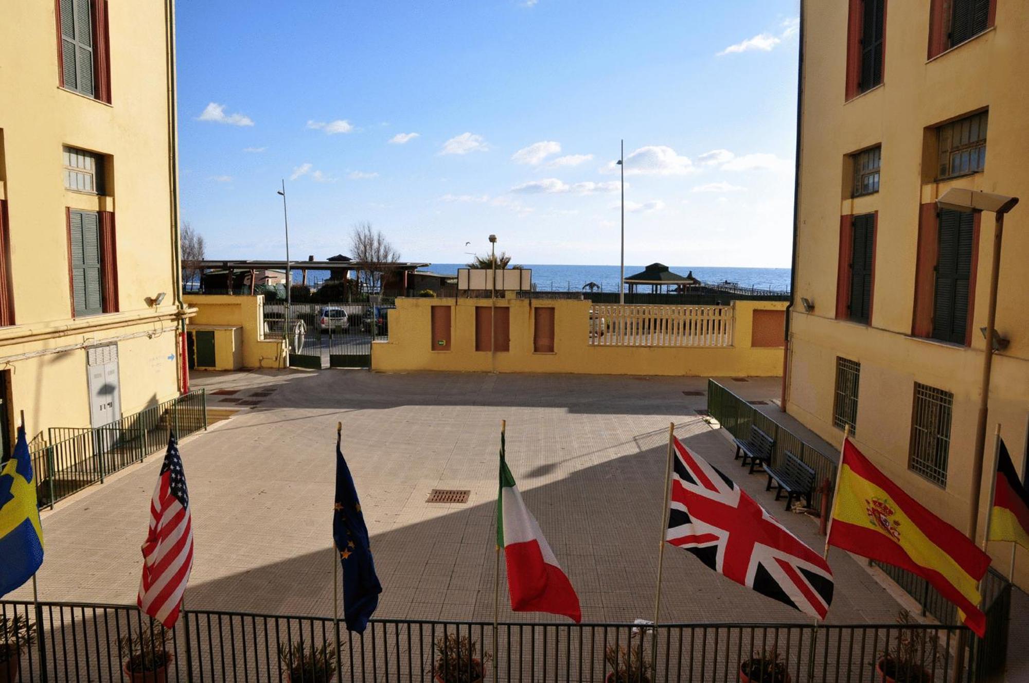 Litus Roma Hostel Lido di Ostia Bagian luar foto The courtyard of the International School of Rome