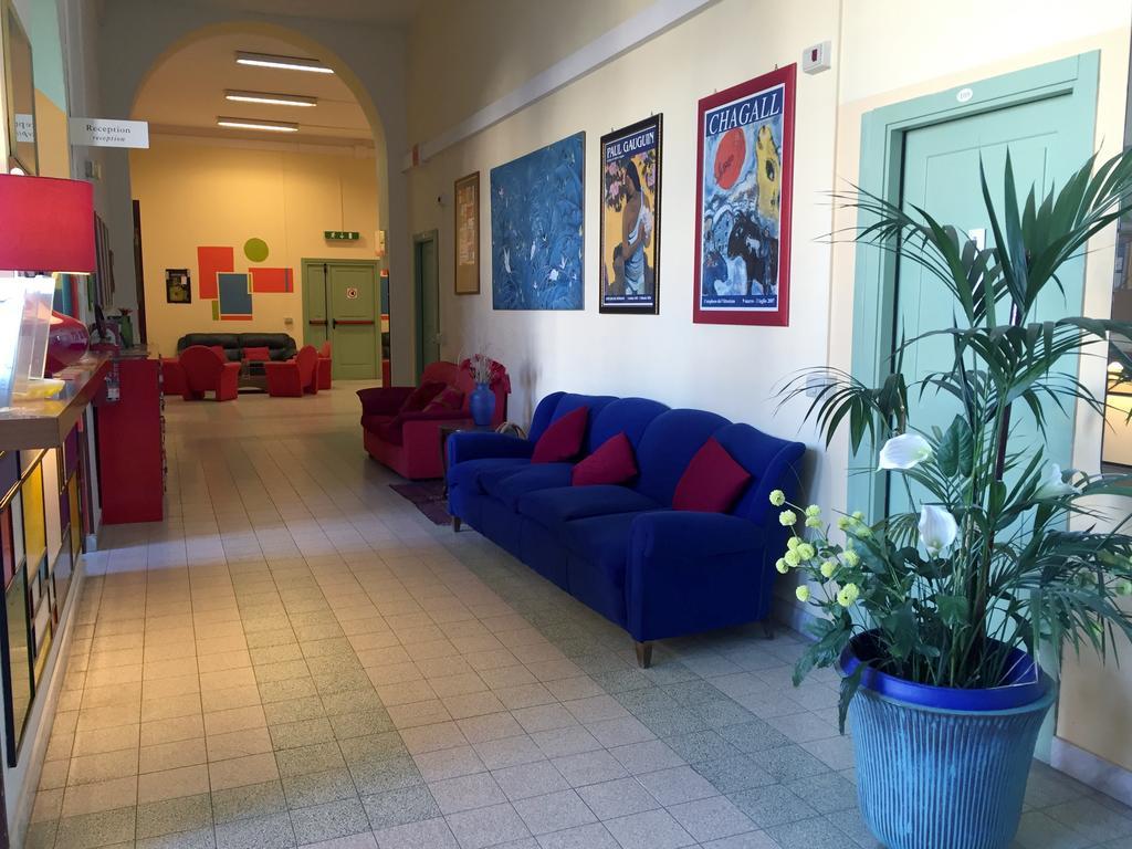 Litus Roma Hostel Lido di Ostia Bagian luar foto The library