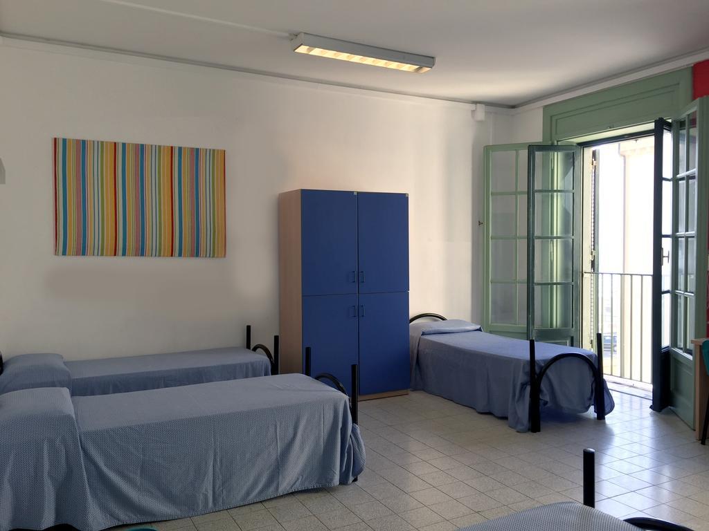 Litus Roma Hostel Lido di Ostia Bagian luar foto A typical bedroom in a residence hall