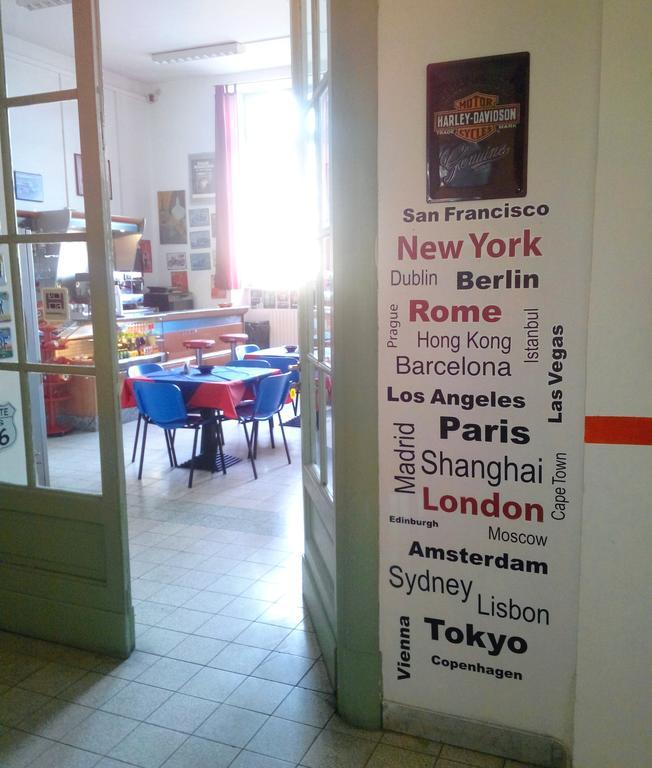 Litus Roma Hostel Lido di Ostia Bagian luar foto The hostel's dining room