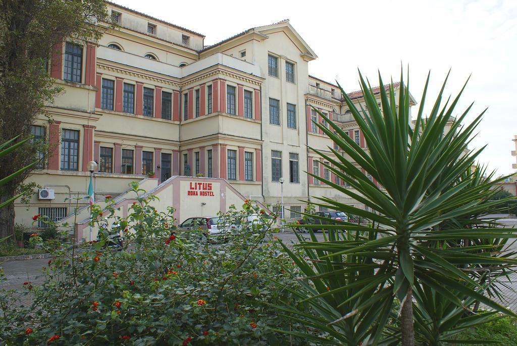 Litus Roma Hostel Lido di Ostia Bagian luar foto The main building of the university