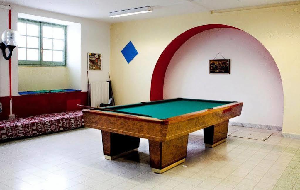 Litus Roma Hostel Lido di Ostia Bagian luar foto A pool table