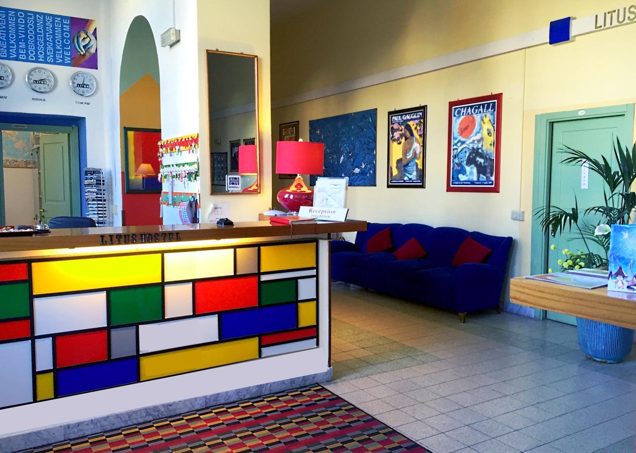 Litus Roma Hostel Lido di Ostia Bagian luar foto The lobby of the hotel