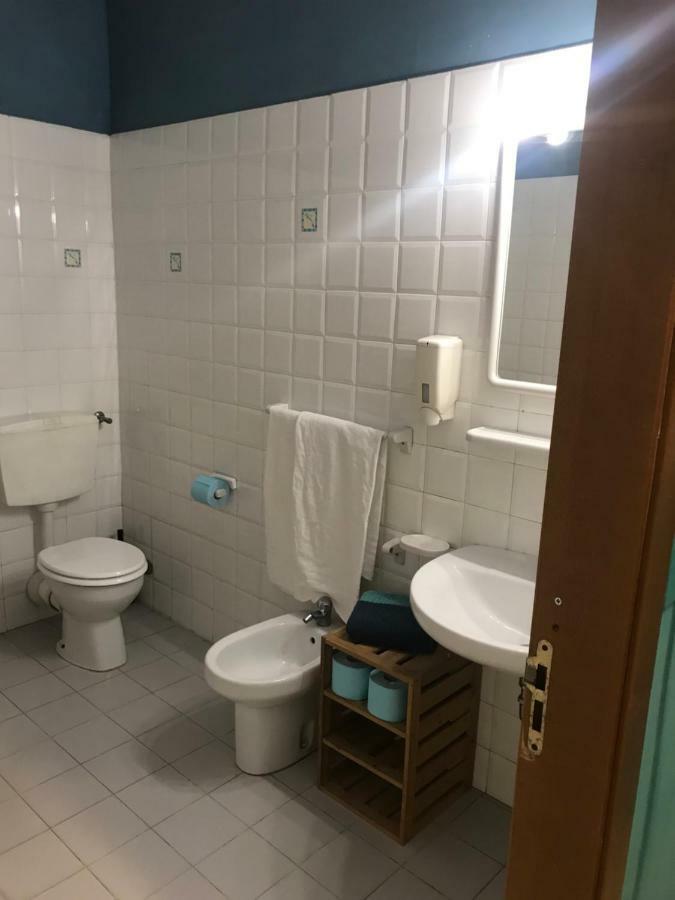 Litus Roma Hostel Lido di Ostia Bagian luar foto Bathroom in Italy